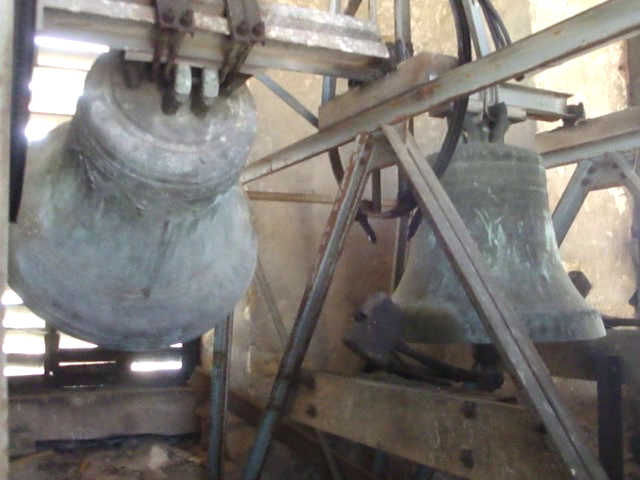 A droite cloche n 2 de 1921